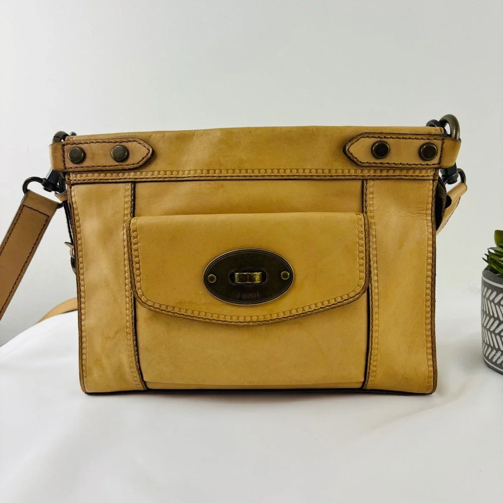 Fossil Tan Leather‎ Crossbody Bag Brass Hardware Turn Lock Key Charm Vtg. Style